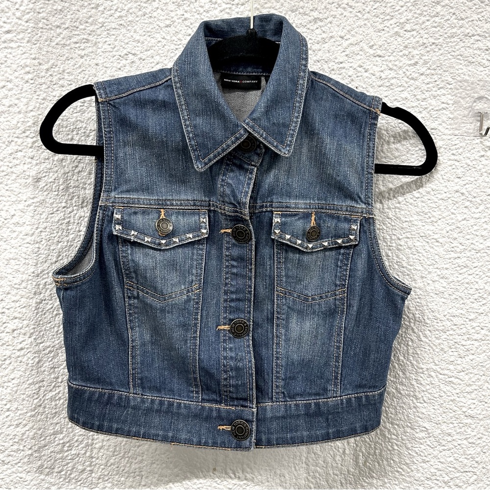 New York Company xs women’s blue denim crop vest, studs on the front 2 pockets
